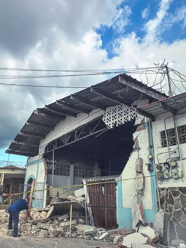 Bodega destruida en medio deuna calle de Panamá.