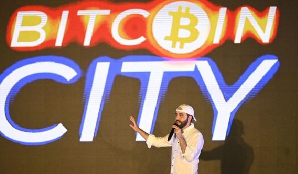 AFP vía Getty Images Pie de foto,El presidente Nayib Bukele prometió que el bitcoin traería a El Salvador "prosperidad, libertad económica e inclusión financiera".
