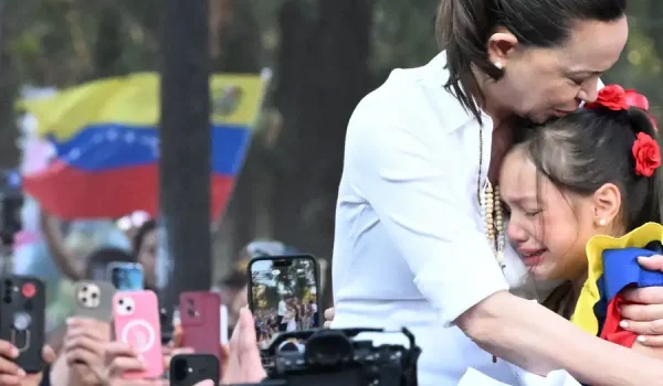 Machado besa a una niña en una protesta en Santiago de Chile (12.03.2026)Imagen: Tobias Käufer/DW