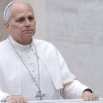 Los médicos del Papa informan que camina y se recupera «según lo previsto» tras su cirugía por un cáncer de pulmón