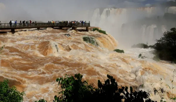 Visitantes ante las cataratas del Iguazú el 2 de septiembre, con el caudal aumentado por las lluvias.
