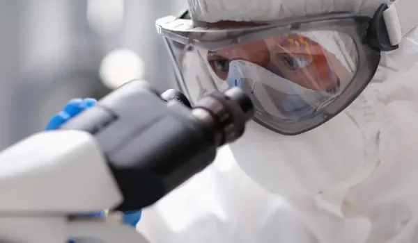 Desde el Centro Europeo para la Prevención y el Control de las Enfermedades comunican que el riesgo de propagación de la peste neumónica es bajo.