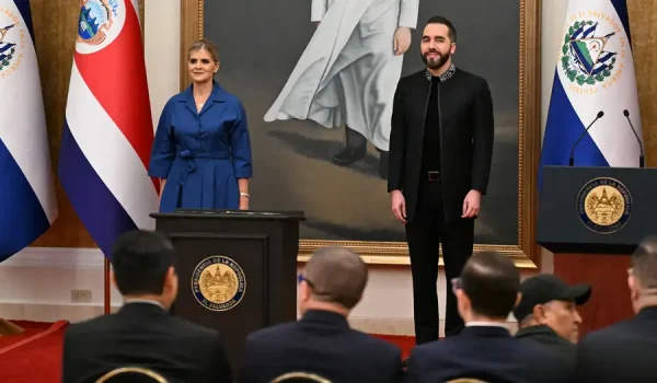 Laura Fernández y Nayib Bukele, durante su rueda de prensa conjunta.Imagen: Marvin Recinos/AFP