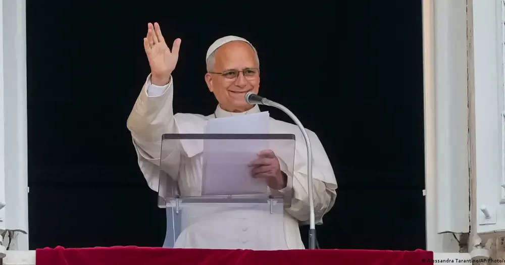 León XIV saluda sonriente a la multitud desde el Palacio Apostólico durante el rezo del ángelus.
