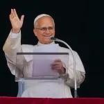 El Papa vuelve a saludar a la multitud en el Vaticano tras operarse