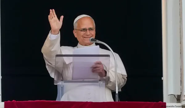 León XIV saluda sonriente a la multitud desde el Palacio Apostólico durante el rezo del ángelus.