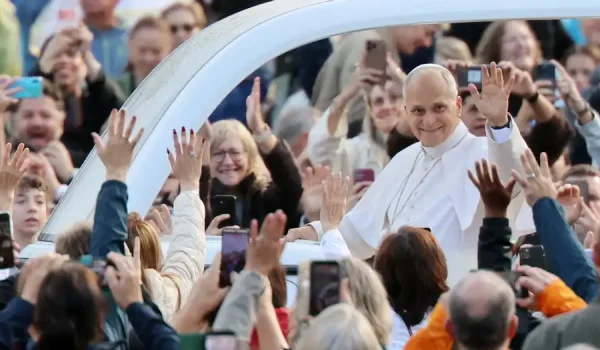 El papa León saluda a los fieles a su llegada para celebrar su primera audiencia general semanal en la plaza de San Pedro desde que se sometió a una operación de cáncer, en el Vaticano (21.10.2026)