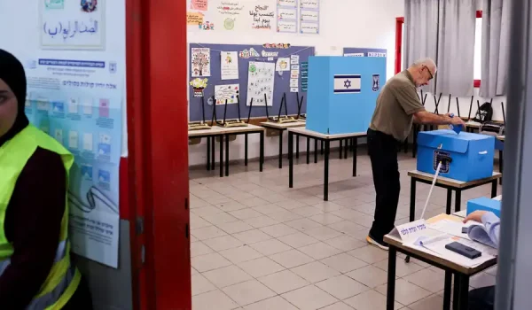 A lo largo del país, y también en los asentamientos ilegales de Cisjordania ocupada, 12.018 colegios electorales han abierto sus puertas para 7.332.000 electores, según las cifras de la Comisión Electoral Central israelí. (27.10.2026)