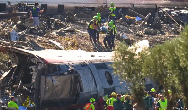 El siniestro ocurrió en el centro del país, entre un tren de Renfe y otro de la compañía Iryo, que cubrían el trayecto entre Madrid y Sevilla, capital regional de Andalucía. Imagen: Manu Fernandez/AP Photo/picture alliance