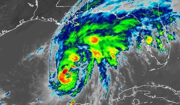 NOAA Isaías llegará como huracán categoría 2 a las costas del Golfo de México en el sur de EE.UU.