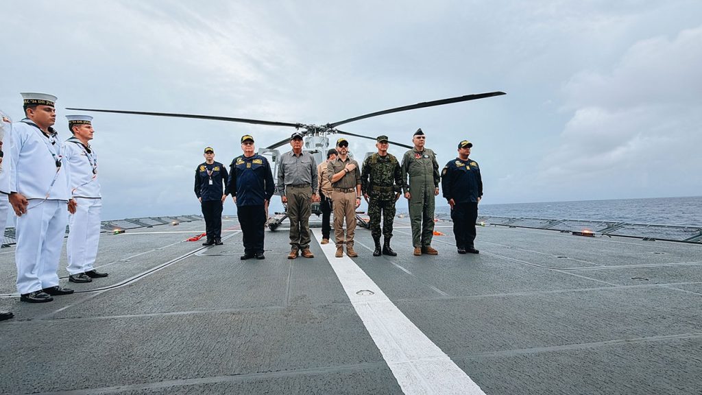 EL presidente de Colombia Abelardo de la Espriella hizo su polémico anuncio desde un buque de la armada colombiana. (Foto Presidencia de Colombia)