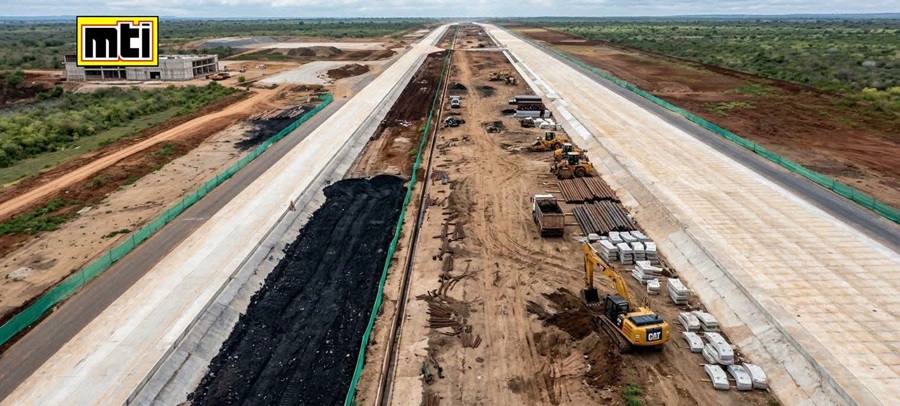 Trabajos en la pista del Aeropuerto Internacional de Punta Huete