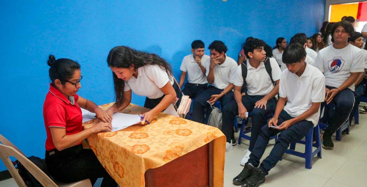 Estudiantes que culminen sus estudios de secundaria recibirán bono económico. Foto: Tomada de TN8.