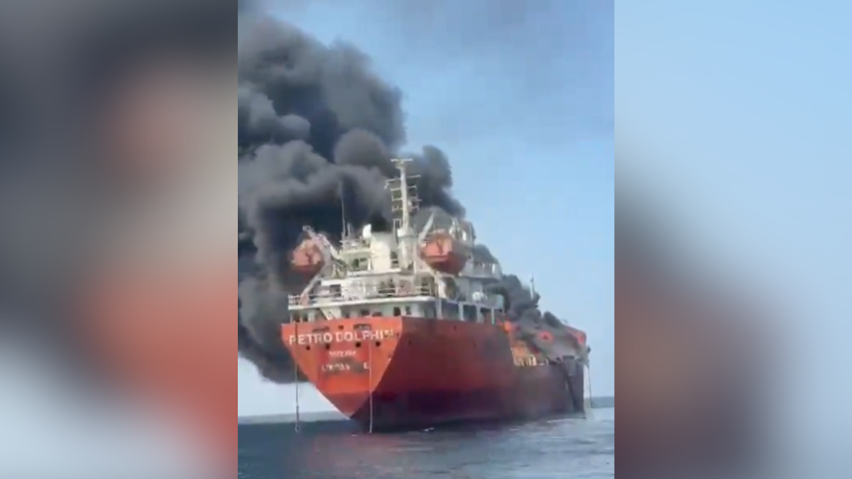 Una captura a un video que circula en redes sociales sobre el petrolero Petro Dolphin que tiene bandera de Nicaragua, según las autoridades de la India. Foto/Tomado del sitio Muscat Daily de Omán