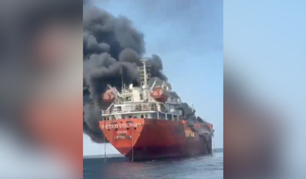 Una captura a un video que circula en redes sociales sobre el petrolero Petro Dolphin que tiene bandera de Nicaragua, según las autoridades de la India. Foto/Tomado del sitio Muscat Daily de Omán