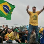 Flávio Bolsonaro se declara el «líder» de Brasil tras huir a EEUU