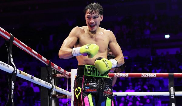 Campeón mundial pierde título en la báscula, alega enfermedad y cancela pelea