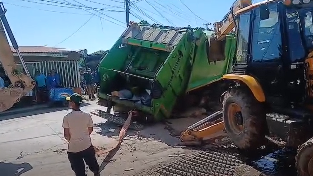 Camión recolector de basura de la Alcaldía de Bluefields queda atascado en zanjas abiertas para proyecto de aguas residuales. Foto: Captura de video.