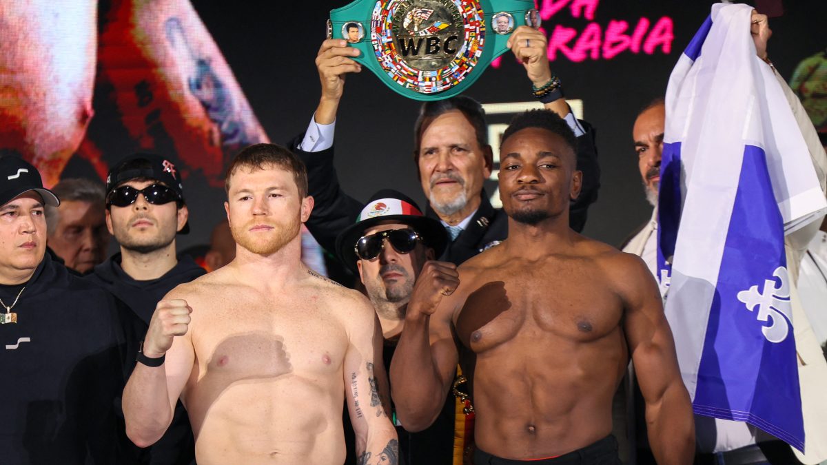 Saúl "Canelo" Álvarez (izquierda) y el francés Christian Mbilli posan tras el pesaje en Arabia Saudita. LA PRENSA/AFP