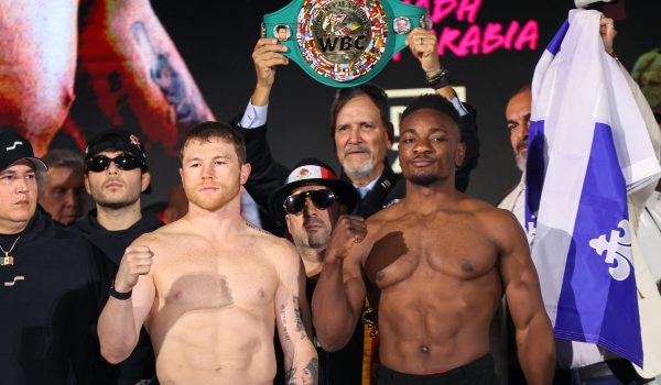 Saúl "Canelo" Álvarez (izquierda) y el francés Christian Mbilli posan tras el pesaje en Arabia Saudita. LA PRENSA/AFP