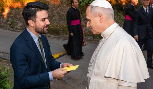 Carlos Cordonero entregó una carta al Papa León XIV hablándole del proyecto Roman Cantor. Foto: Perfil de Facebook / Carlos Cordonero
