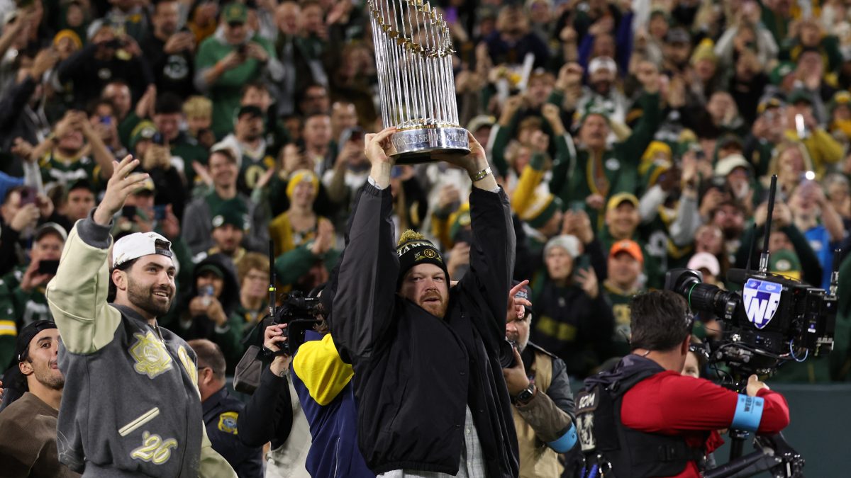 El veterano lanzador Brandon Woodruff con el trofeo de campeones. LA PRENSA/AFP