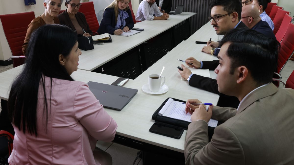 San José, Costa Rica. 21/10/2026. Cindy Molina explica a los diputados de la oposición de Costa Rica cómo es el funcionamiento de la Unidad de Refugiados. En esta oficina el 87 por ciento de los casos son de Nicaragua, cifra que aumento aceleradamente desde el conflicto de abril de 2018. Óscar Navarrete / LA PRENSA.