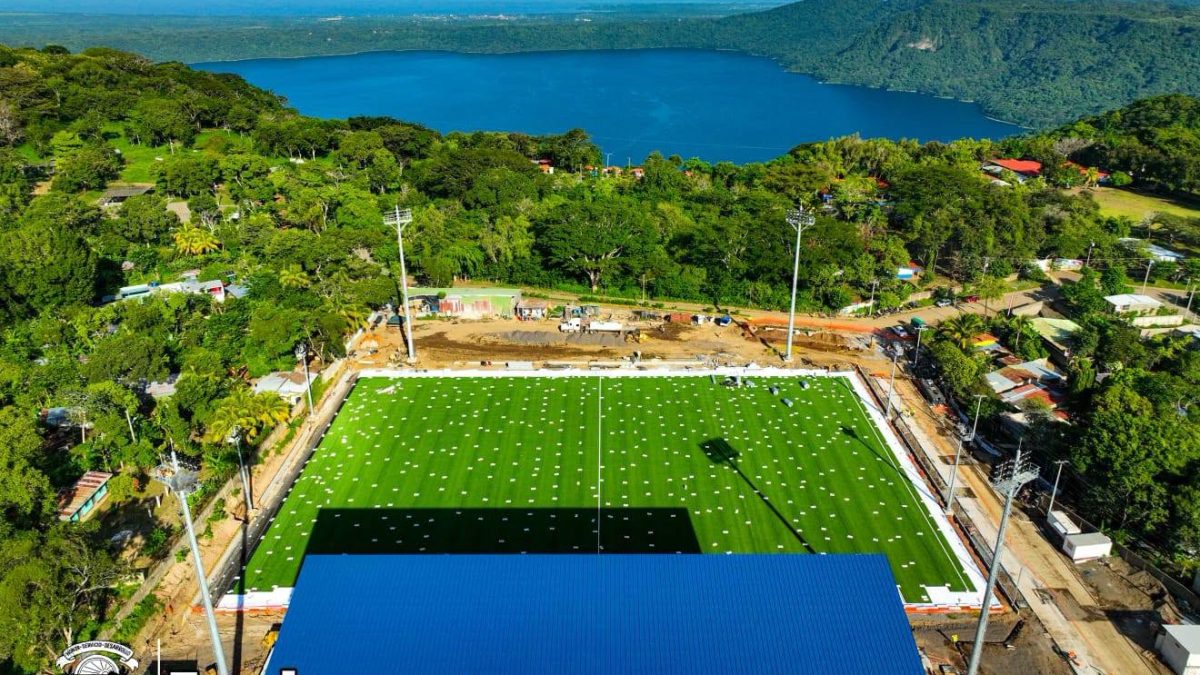 Construcción del estadio de fútbol en Catarina. Alcaldía de Catarina