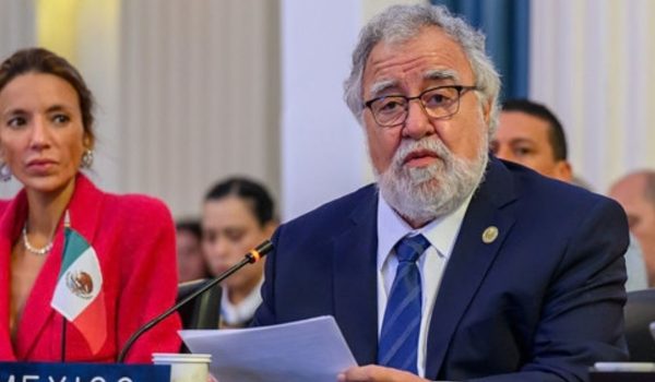 El representante permanente de México, Alejandro Encinas Rodríguez (derecha). Foto: OEA.