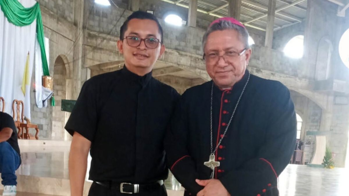 El seminarista Alester Sáenz junto al obispo de la Diócesis de Siuna, monseñor Isidoro Mora cuando estaban en Nicaragua. Foto: Mosaico CSI.