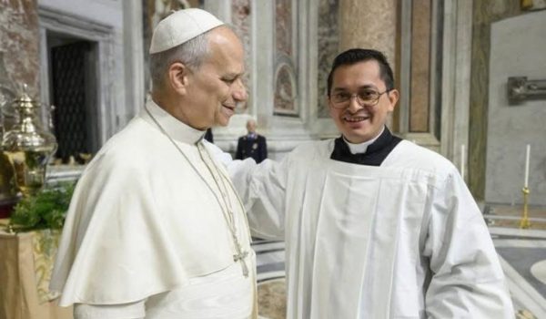 El seminarista Alester de Jesús Sáenz Centeno junto al papa León XIV. Foto: redes sociales.