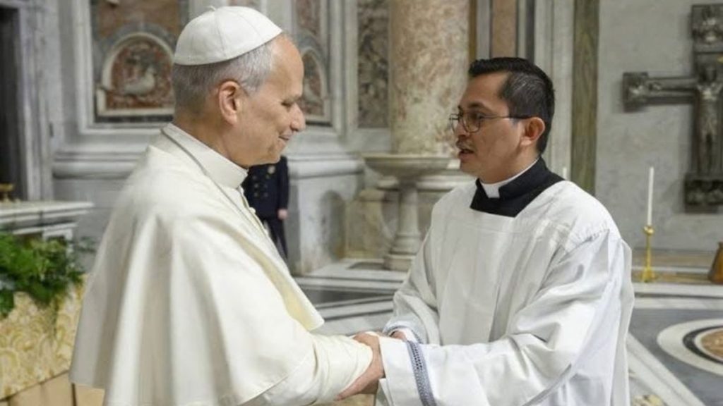 El seminarista Alester de Jesús Sáenz Centeno saluda al papa León XIV. Foto: Cortesía.