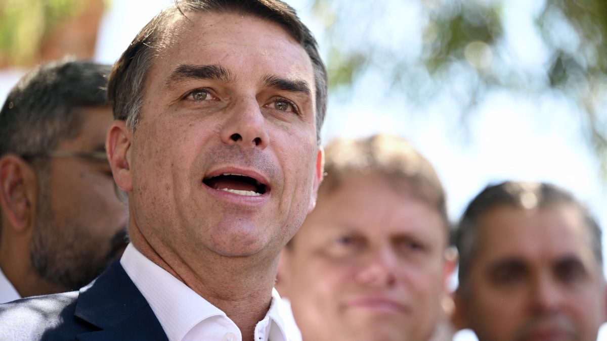 El candidato presidencial Flávio Bolsonaro disputará la presidencia de Brasil en una segunda vuelta. AFP/Evaristo Sa