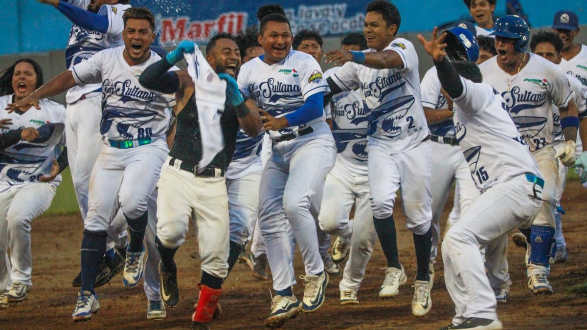 Los Tiburones de Granada celebran su victoria ante Estelí. LA PRENSA/SCARLETT RODRÍGUEZ