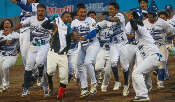 Los Tiburones de Granada celebran su victoria ante Estelí. LA PRENSA/SCARLETT RODRÍGUEZ