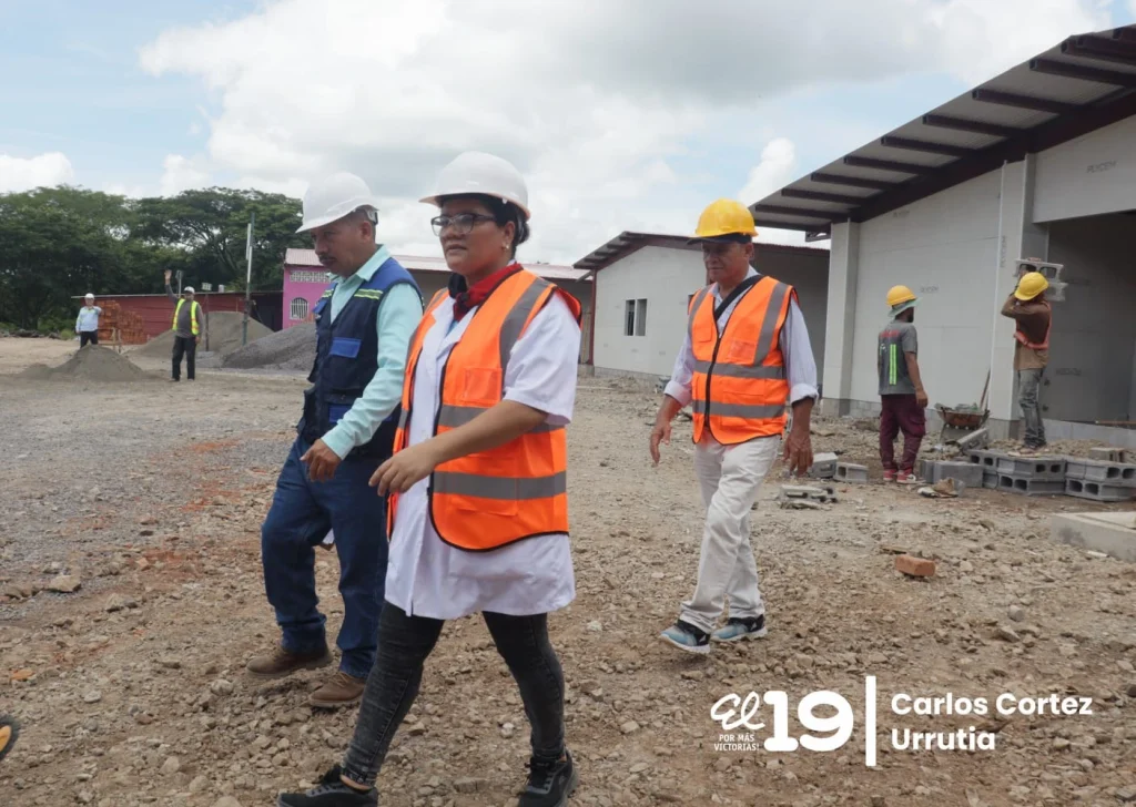 La delegada del Minsa en Acoyapa durante el recorrido donde se edifica la obra. El 19 Digital