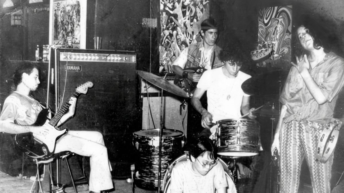 “La Dulce Zona Púrpura”, una de las bandas emblemáticas del movimiento hippie nicaragüense. De izquierda a derecha: Ricardo Palma (guitarra), Armando Paladino (batería), René “Chapo” Domínguez (guitarra líder) y Janet Barnes (voz). Abajo, la fan de la agrupación Sammy Cordell durante un ensayo en La Tortuga Morada, en 1969. LA PRENSA / ARCHIVO REDES