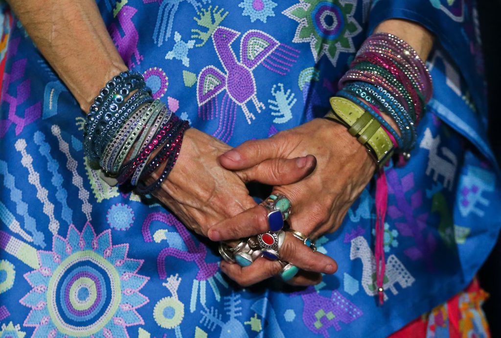 Las manos y muñecas de la codictadora Rosario Murillo, recargadas de anillos y pulseras, rememoran la moda hippie que nunca abandonó. LA PRENSA / ESTEBAN FÉLIX