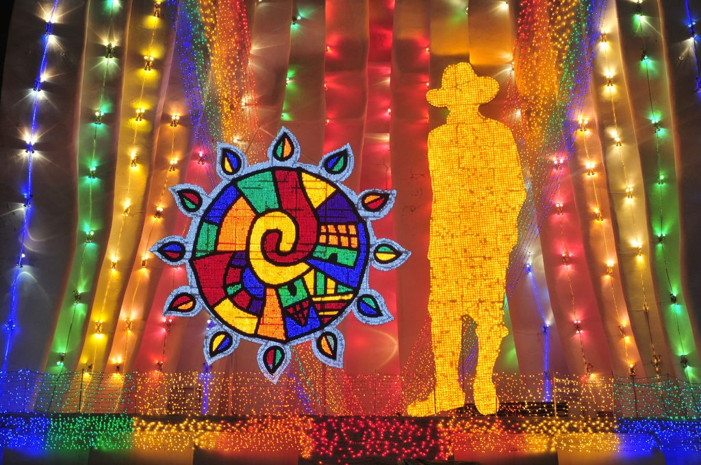 El simbolismo, las luces psicodélicas, los “árboles de la vida” y los vistosos colores de los edificios institucionales evocan una estética lisérgica, fruto de las ideas hippies que arraigaron en la codictadora de Nicaragua. LA PRENSA / ÓSCAR NAVARRETE