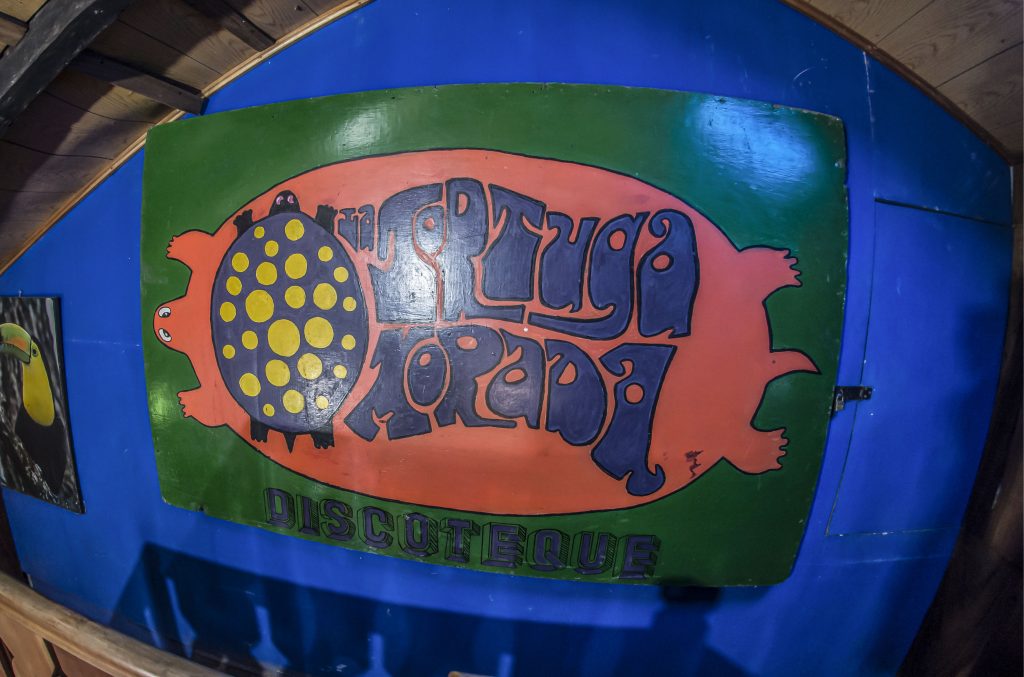 El rótulo original de La Tortuga Morada, discoteca de élite situada del cine González tres cuadras al oeste, punto de encuentro de los primeros hippies en Managua. LA PRENSA / ÓSCAR NAVARRETE