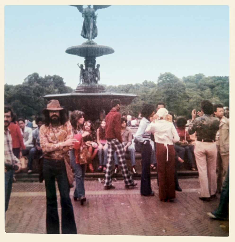 Roberto Rapaccioli con atuendo hippie durante una visita a Nueva York. LA PRENSA / ARCHIVO