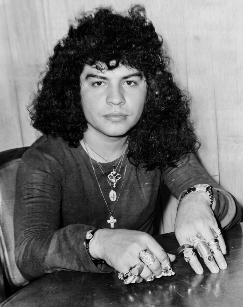 José «Chepito» Areas, percusionista de la banda Santana, durante una entrevista con La Prensa cuando el grupo tocó en Nicaragua, en octubre de 1973. La abundancia de anillos en sus dedos, sumada a su melena y collares, reflejaba el apogeo de la moda hippie. ARCHIVO / LA PRENSA