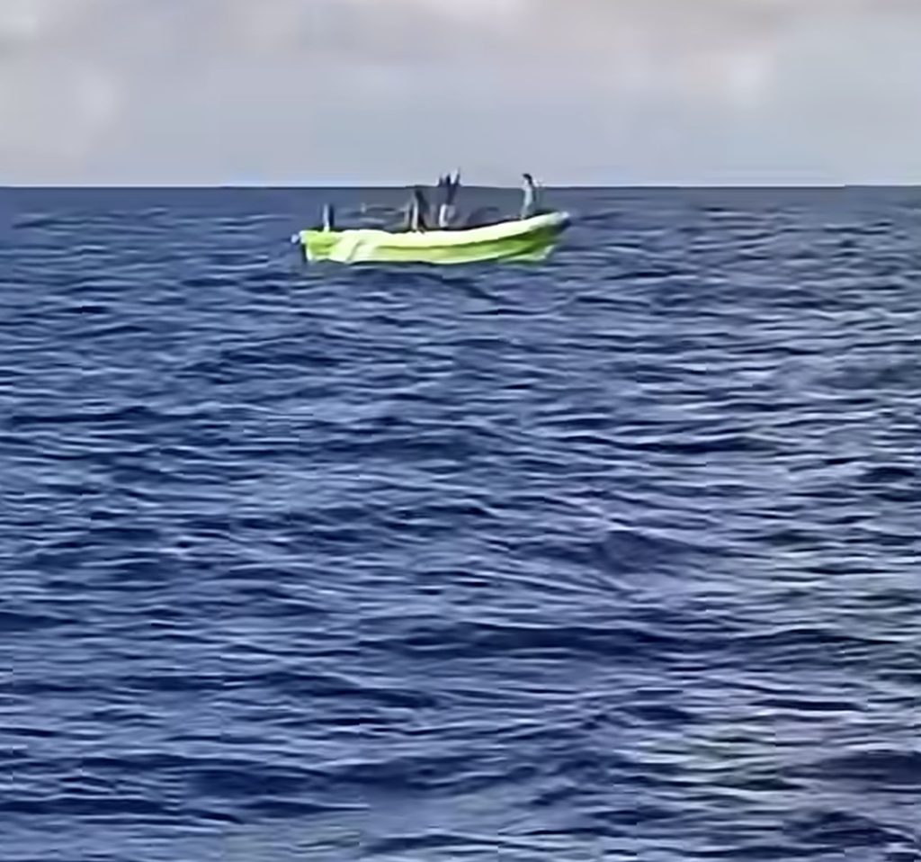 Momento en que fueron encontrados con vida los cinco pescadores nicaragüenses en aguas guatemaltecas. Foto El Relato en Portada