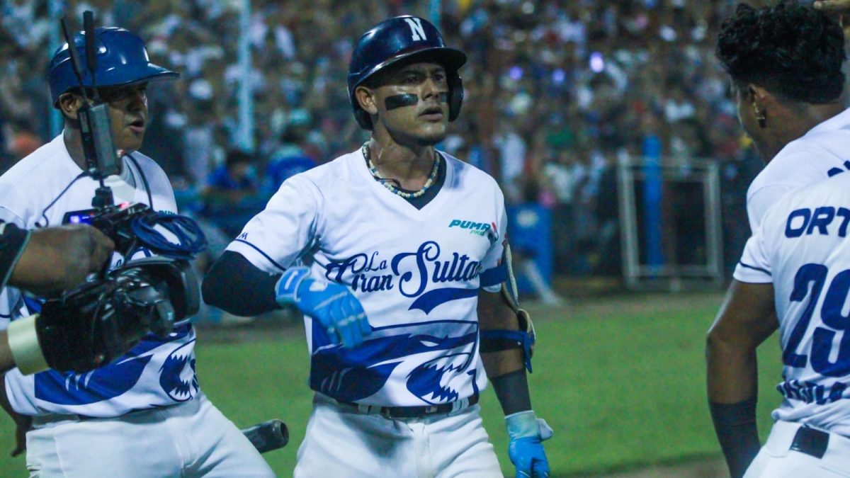 Iván Marín disparó jonrón y remolcó dos carreras por los Tiburones. LA PRENSA/SCARLETT RODRÍGUEZ
