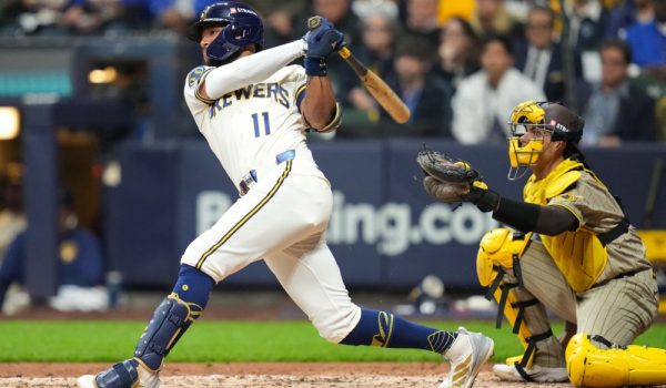 Cerveceros remontan ante Padres y dan el primer golpe en la serie divisional