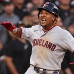 Los Guardianes aplastan a los Medias Blancas y sobreviven en los playoffs