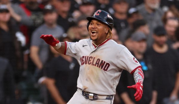 Guardianes se rebelan en Chicago y llevan Serie Divisional de regreso a Cleveland