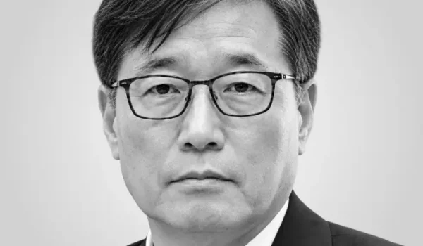 Keun Lee fue vicepresidente del Consejo Asesor Económico Nacional del presidente de Corea del Sur; es profesor de Economía en la Universidad Nacional de Seúl