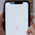 Airbnb actualiza sus políticas: los huéspedes ya no tendrán que hacer algunas tareas domésticas