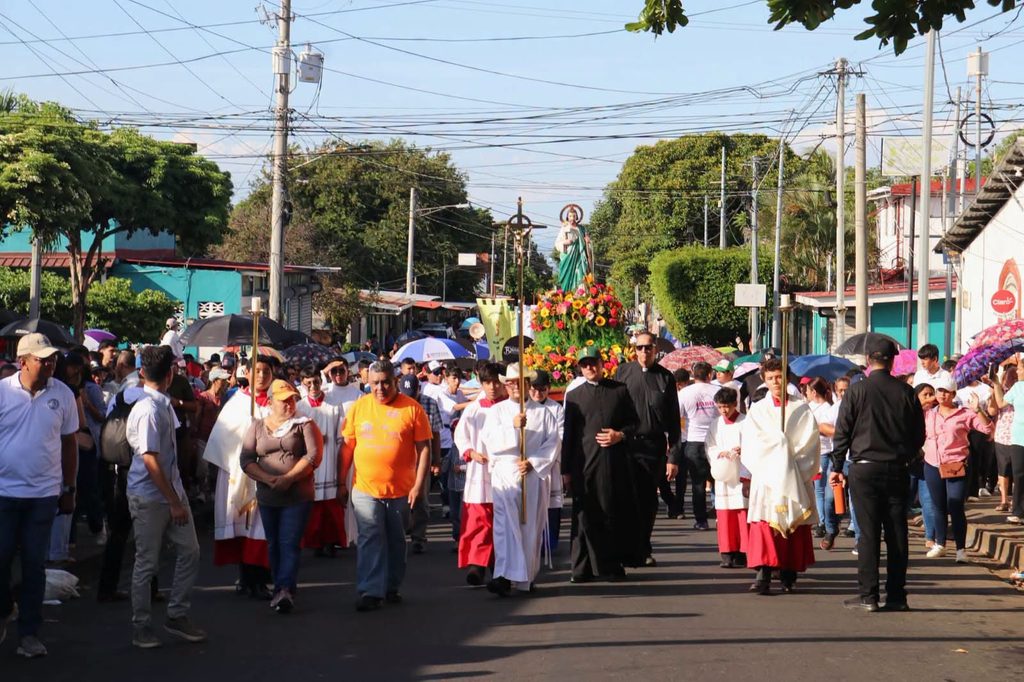 Fieles del barrio San Judas, en Managua, acompañaron la imagen de San Judas Tadeo, este lunes 26 de octubre